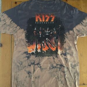 Kiss Graphic Tee with Bold Design